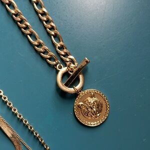 Set of 3 gold necklaces